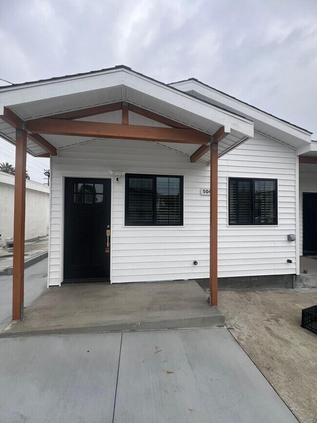 Puerta principal - 504 E Newmark Ave