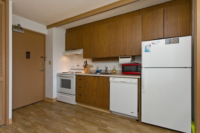 Building Photo - Fully Furnished One Bedroom Unit, Centrally located to Busline, Shopping and Grocery Store