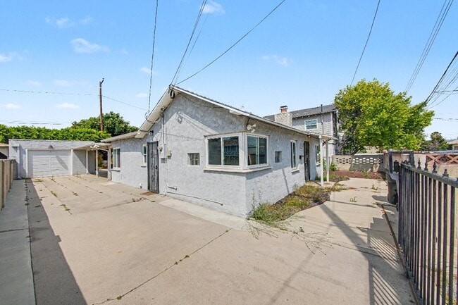 Building Photo - 445/2 E Alisal St