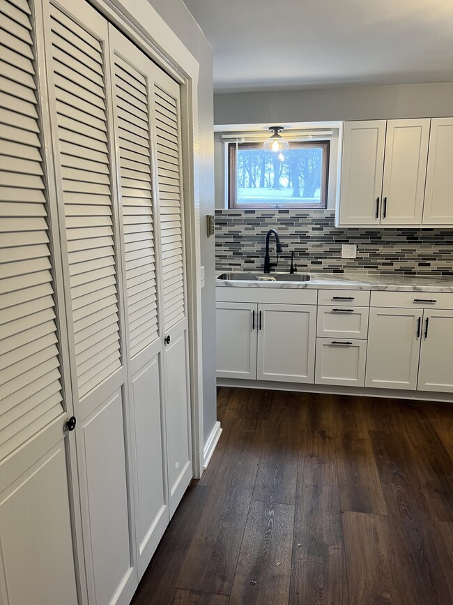 kitchen/laundry closet - 517 Indal St