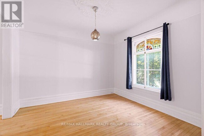 Building Photo - 566 MacLaren St