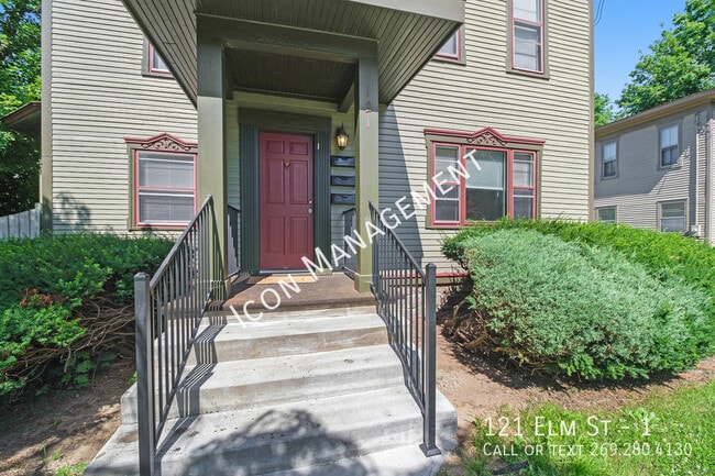 Building Photo - 121 Elm St