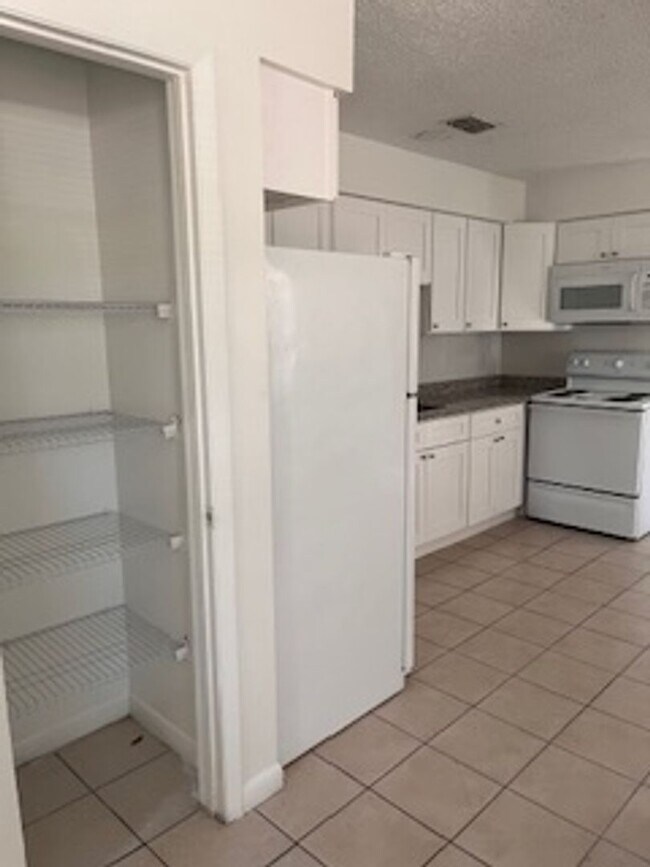 Foto del edificio - 1205 W Granfield Ave