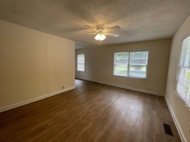 Building Photo - PRE-LEASING FOR JULY 22ND 2026!