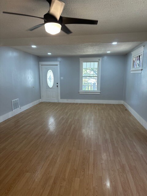 Foto del edificio - 8932 Tudor Ave