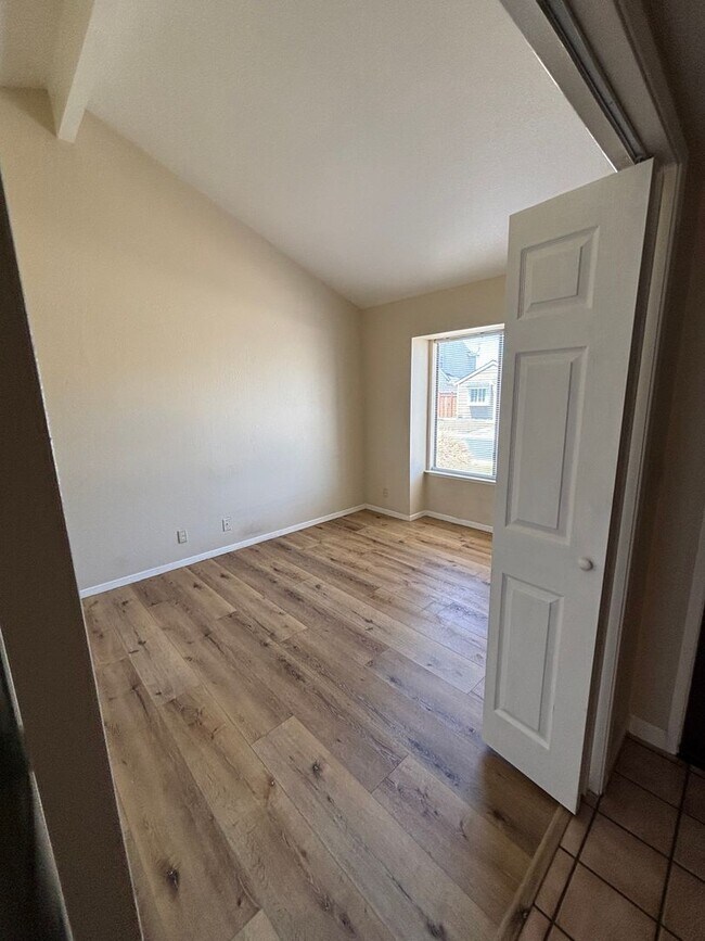 Foto del edificio - Spacious 4-Bedroom Home with Community Poo...