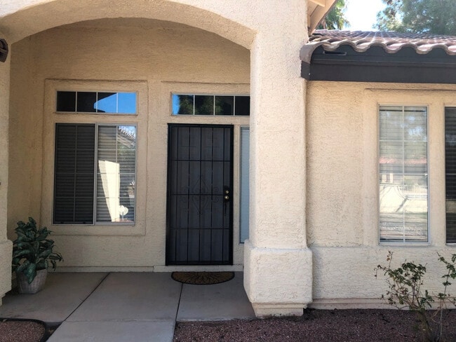 Building Photo - Well Maintained Single Story Pool Home in ...