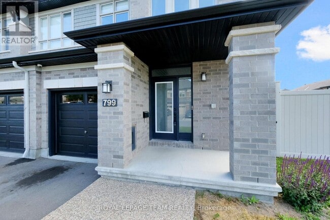 Building Photo - 799 Cairn Cres