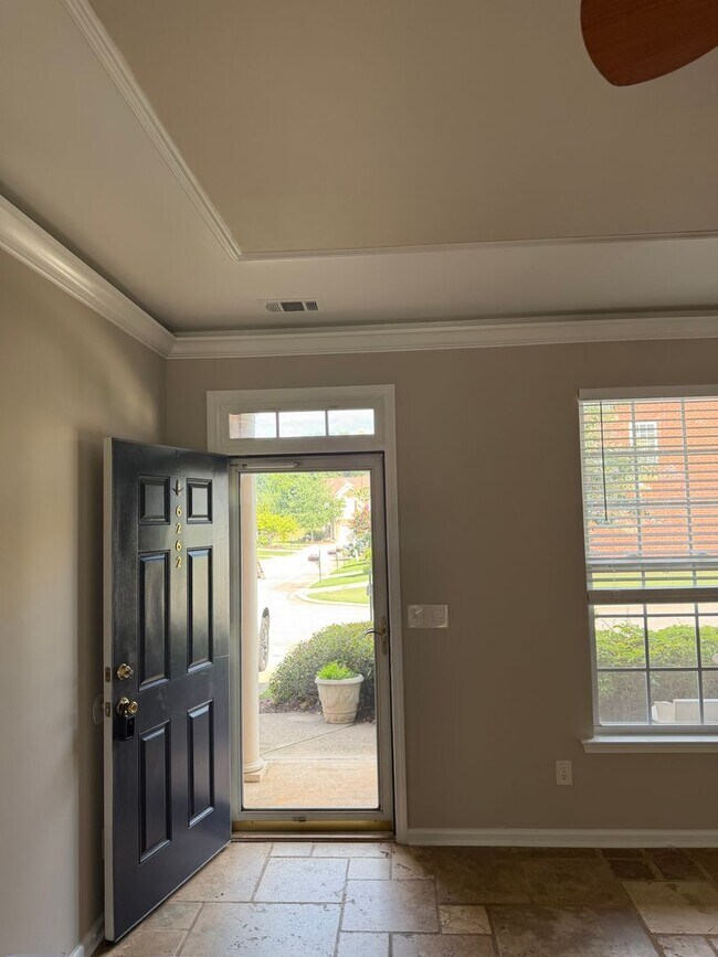 Foto del edificio - 6262 Shoreview Cir