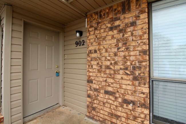 Building Photo - 900-902 Acacia Circle