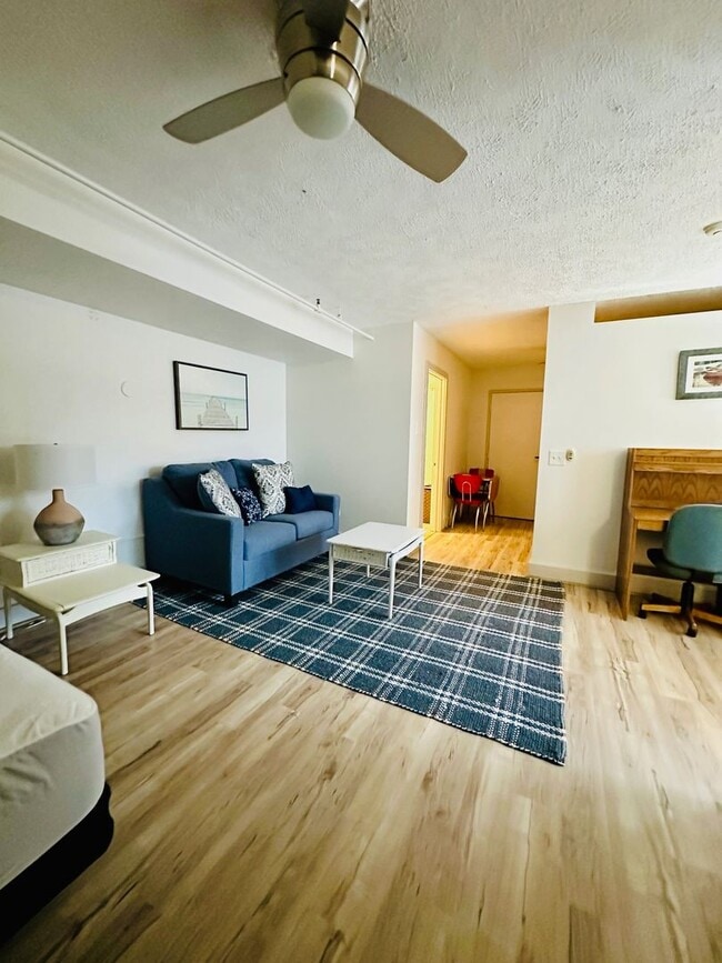 Building Photo - Inviting Fully Furnished Studio Condo!