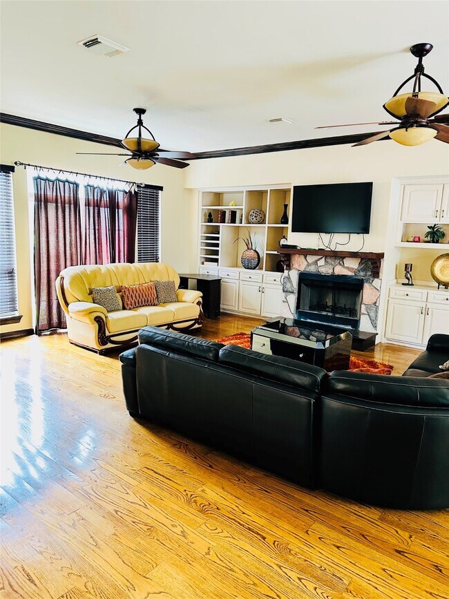 Foto del edificio - 6324 Fairdale Ln