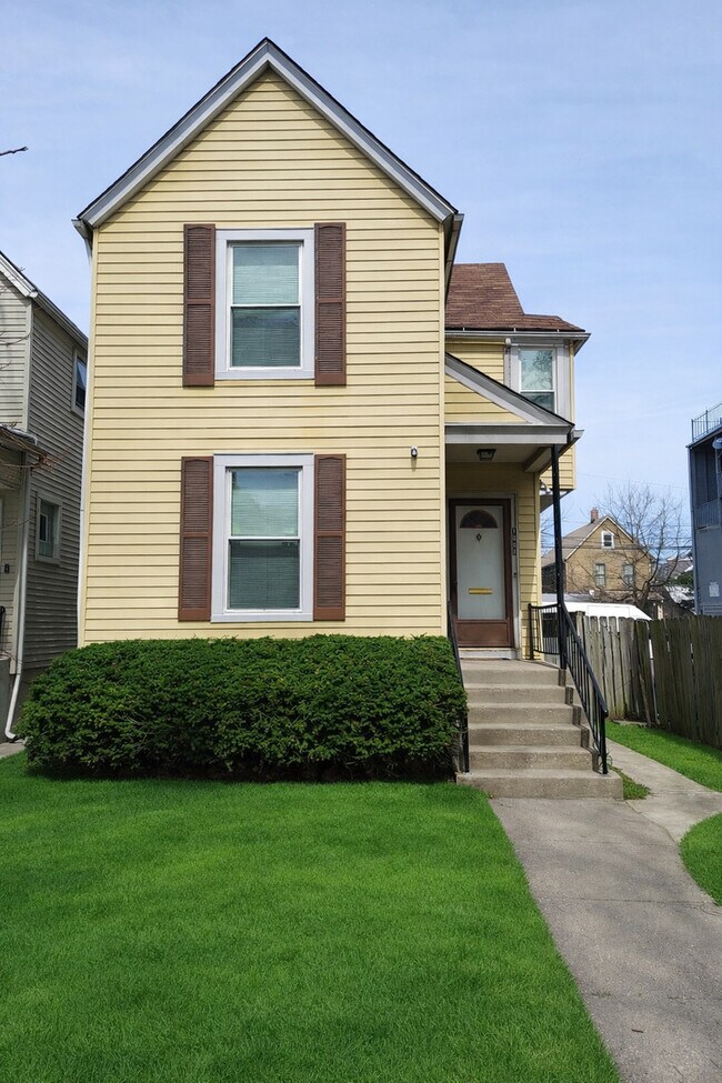 Building Photo - 1009 Garnett Pl