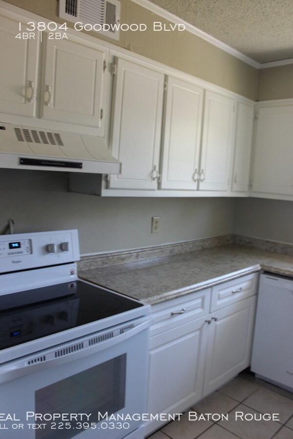 Building Photo - Great Duplex on Goodwood!