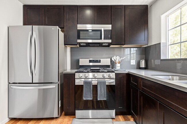 Foto del edificio - A 7 Bedroom, 2 Bathroom with a dining room...