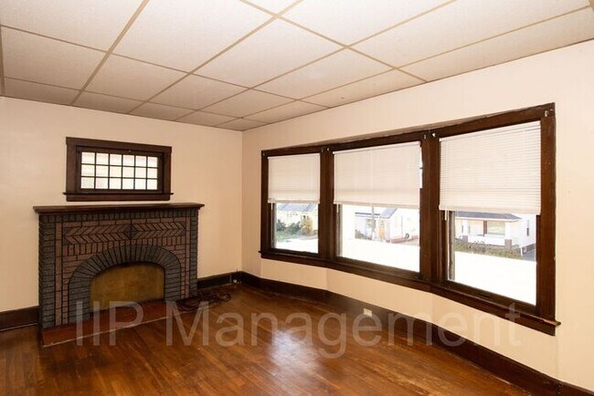 Foto del edificio - Spacious UP 2BD -Off Broadview! Reduced Se...
