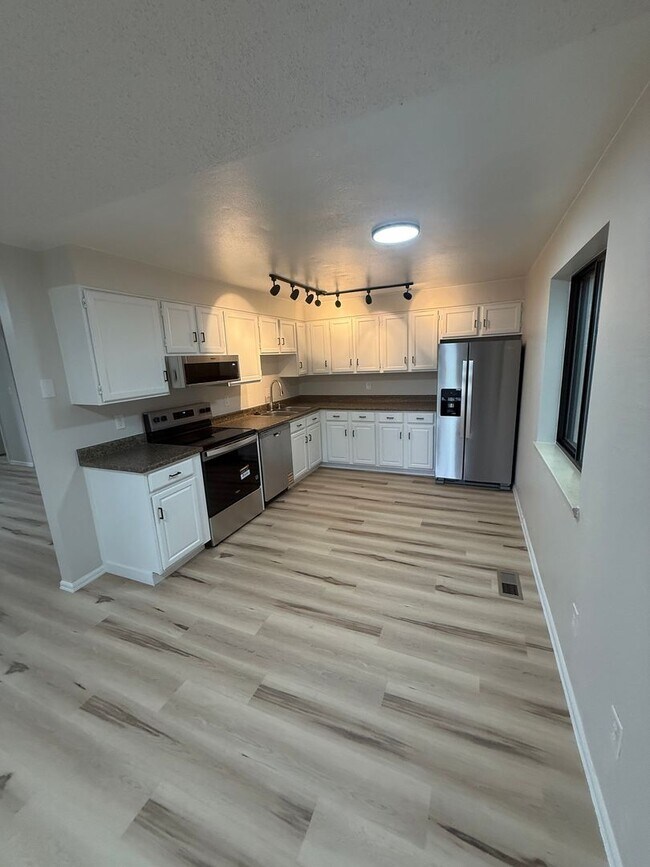 Foto del edificio - Beautifully Remodeled Westminster Ranch