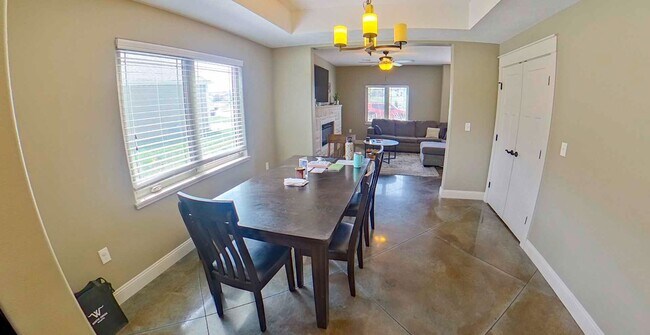 Foto del edificio - Cute West Side Home W/ Two Car Garage + Fenced In Yard + Rooftop Balcony! Available June 4th!