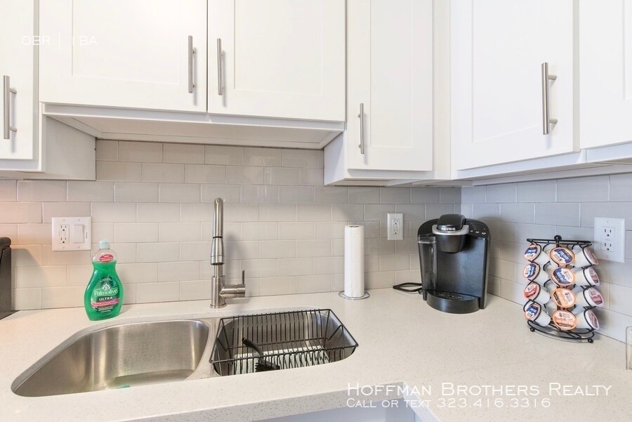 Foto principal - 5128 De Longpre Ave Los Angeles CA 90027