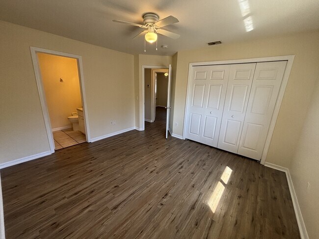 Foto del edificio - 2217 Leda Ave S