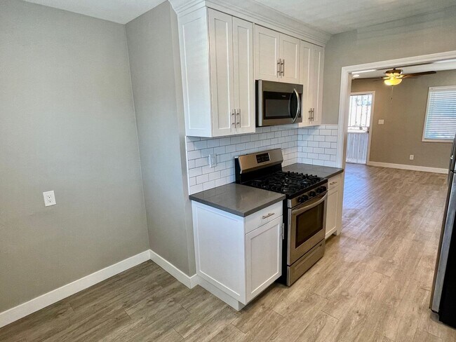 Foto del edificio - Bright & Modern Second-Floor Apartment – Natural Light, Comfort & Convenience!