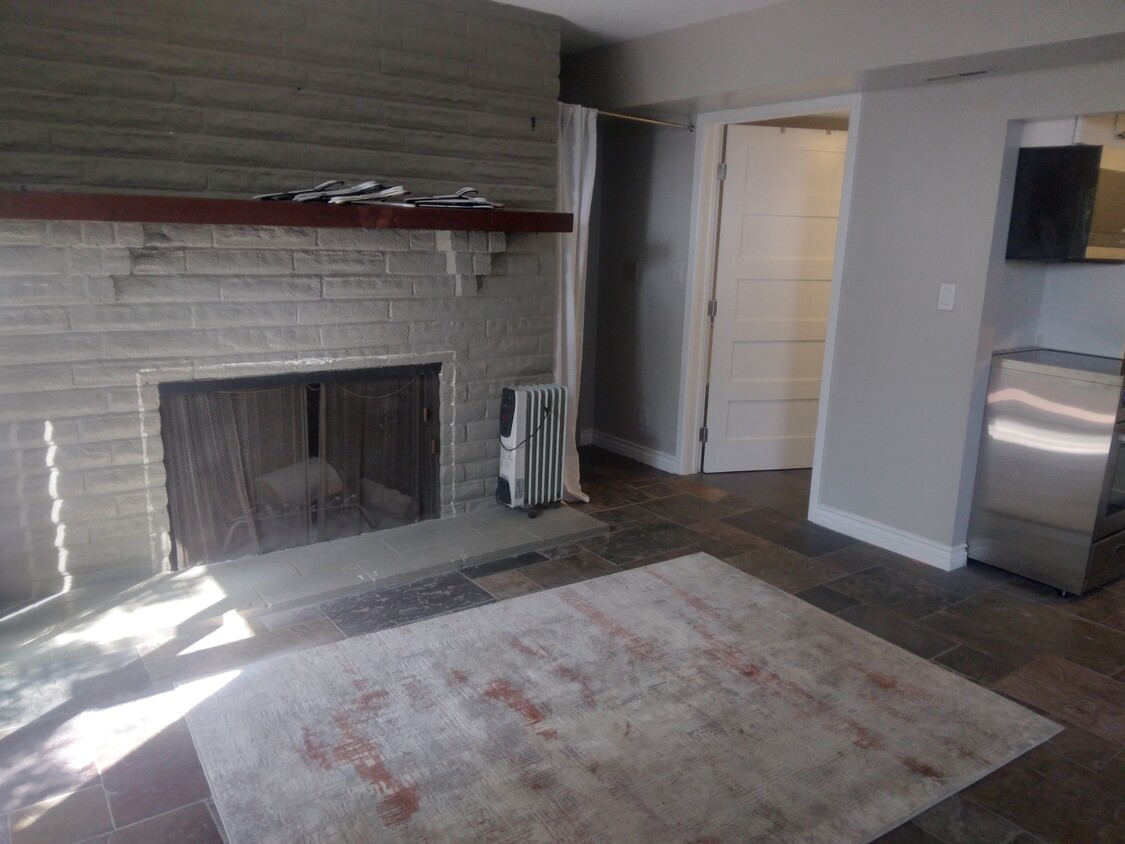 Building Photo - 3331 Dickens St