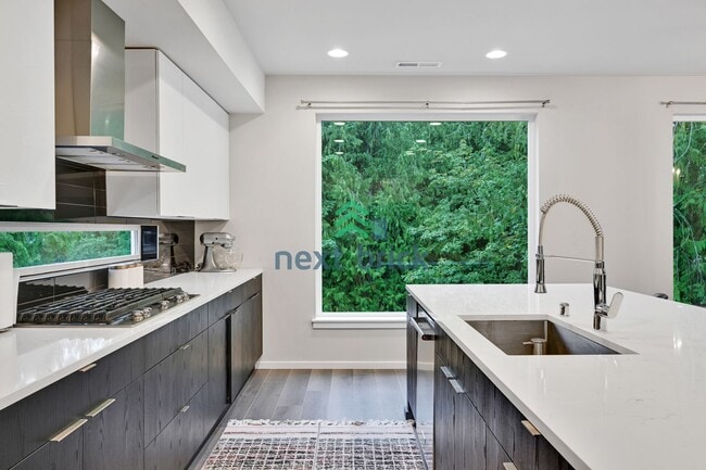 Foto del edificio - 4 BED & 2.5 SINGLE FAMILY HOUSE FOR RENT
