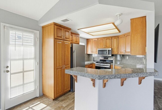 Foto del edificio - Beautifully Maintained 2 Bed / 2 Bath Home in Gated West Village Community