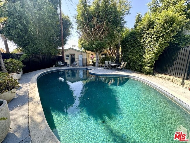 Foto del edificio - 1246 N Genesee Ave