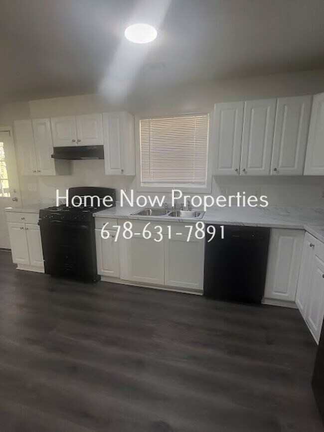 Building Photo - Spacious 4BR Home + Bonus Rooms in Mainstr...