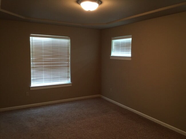 Building Photo - 506 Manzanita Ln