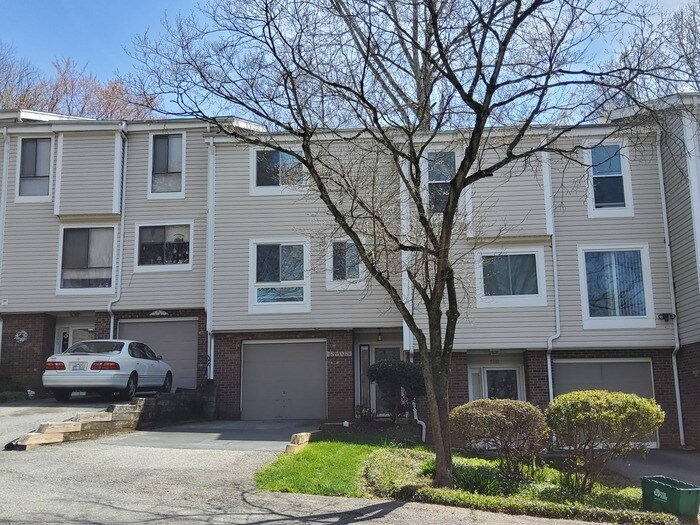 Foto principal - Riverbend on Country Club Road! Townhome w...