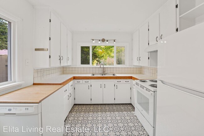 Foto del edificio - 3 br, 1 bath House - 12042 Phinney Ave. N.