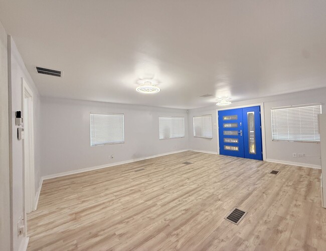 Building Photo - AVAILBLE NOW !! 2 Bedroom 2 Bathroom Apart...
