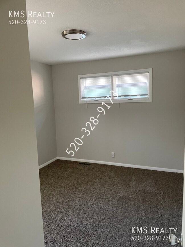 Building Photo - 4760 Reinhardt Dr