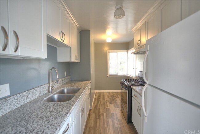 Building Photo - 301 S Shamrock Ave