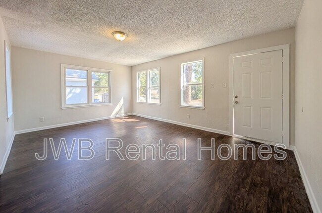 Foto del edificio - 1049 Lake Forest Blvd