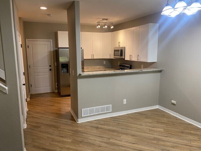 Foto del edificio - 3 bed 3 bath townhome - Ready 4/10/26