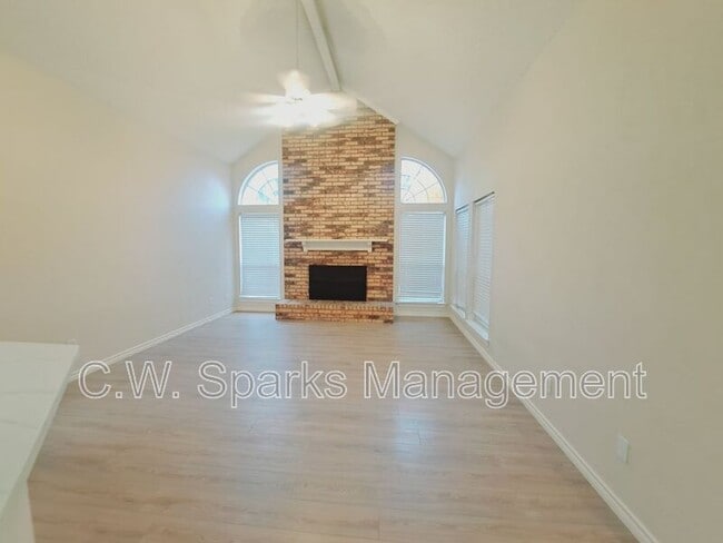 Building Photo - 902 Sunpoint Cir