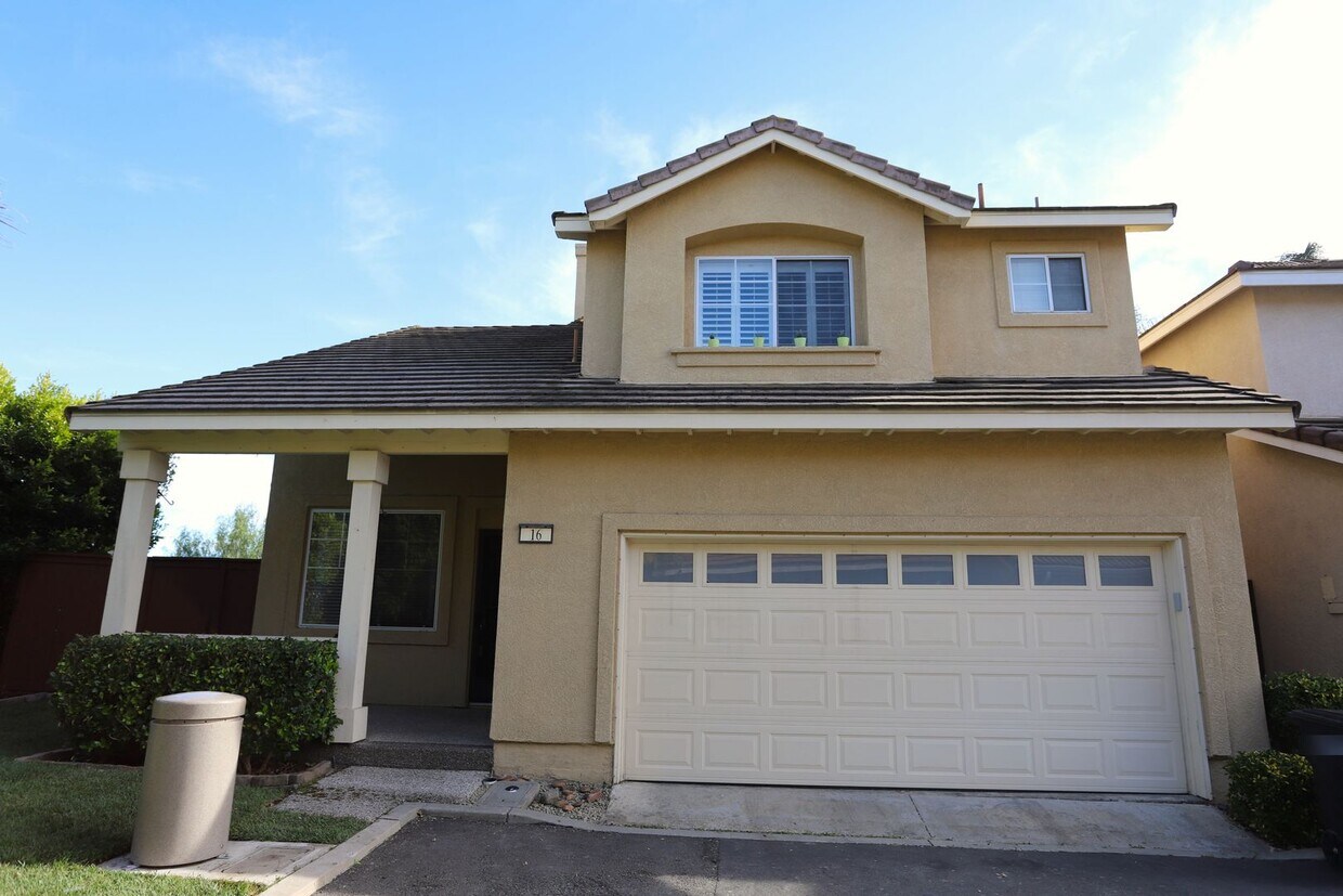 Primary Photo - Newly Updated! 4 Bedroom / 2.5 Bathroom Tw...