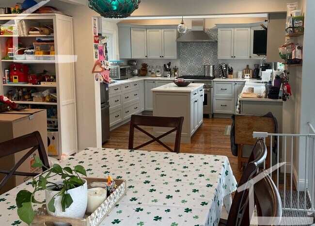 Foto del edificio - Charming 4 Bed, 2 1/2 bath in sought after...