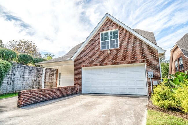 Building Photo - West Hills House 3BR/ 2.5BA, 2 Car garage, primary bedroom on main level