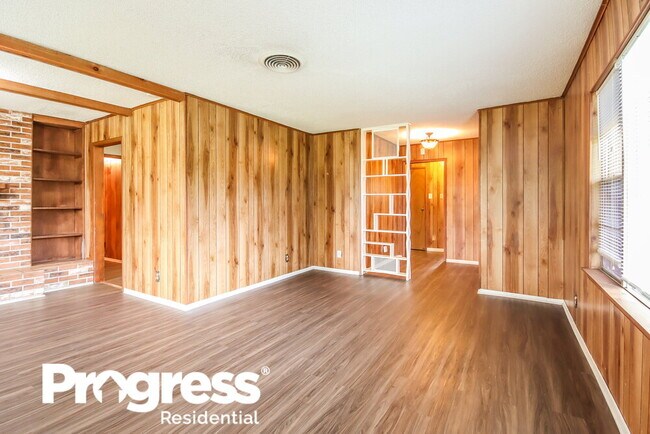 Building Photo - 901 Westmont Dr