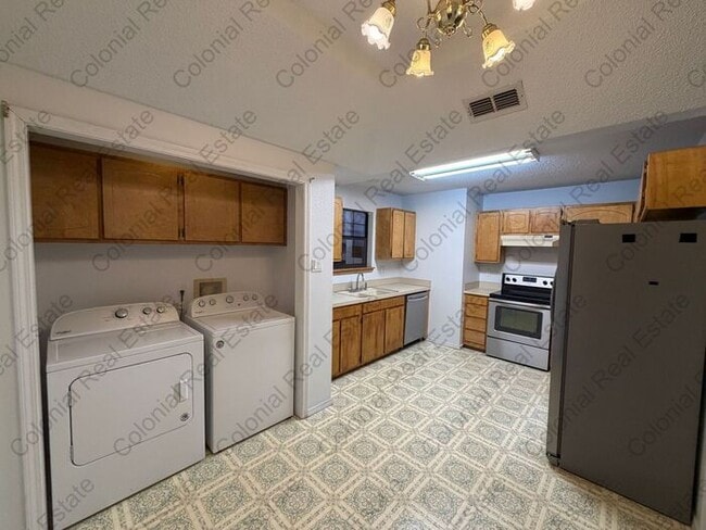 Building Photo - Spacious 4 bedroom 2 bath home.