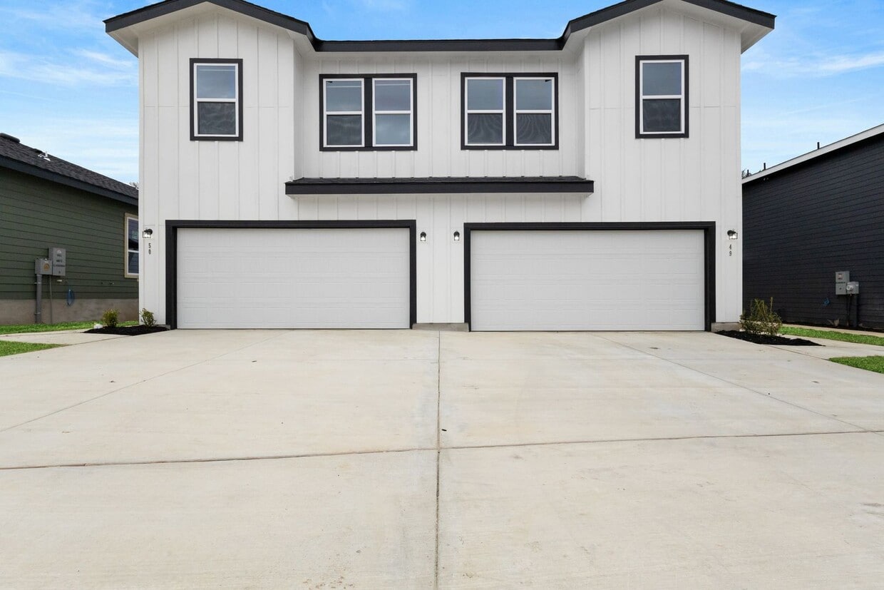 Foto principal - New Luxury homes! Call Now!! 830-327-8773