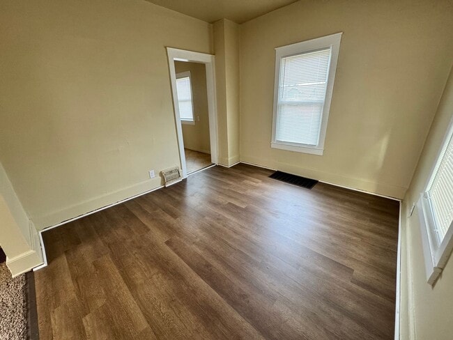 Building Photo - 3 Bedroom House