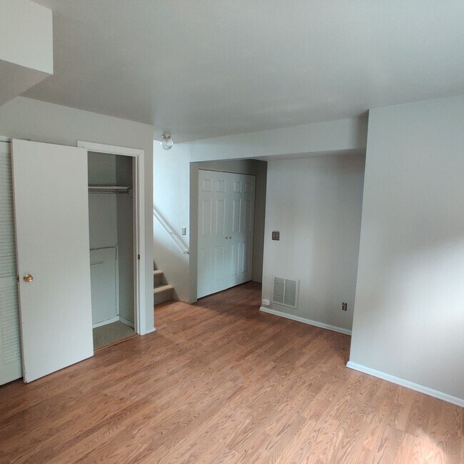 Building Photo - Beautiful 3 bedroom, tri-level home availa...