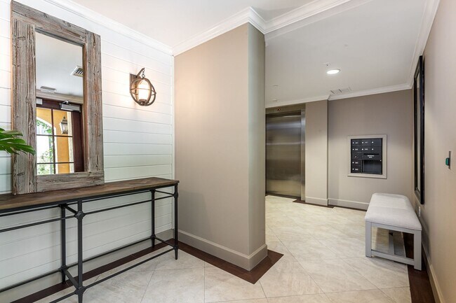 Foto del edificio - Top Floor Waterfront Condo - Renovated 1 B...