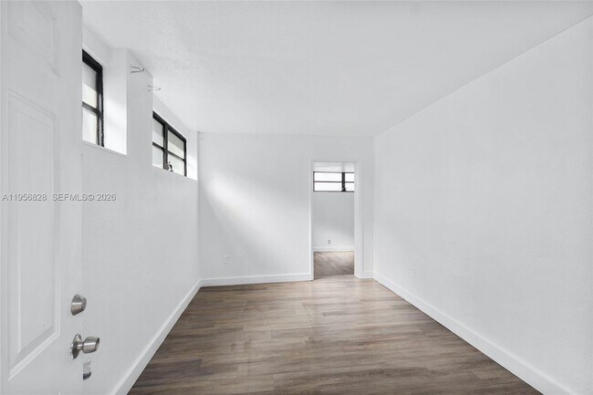 Foto del edificio - 551 NW 183rd St