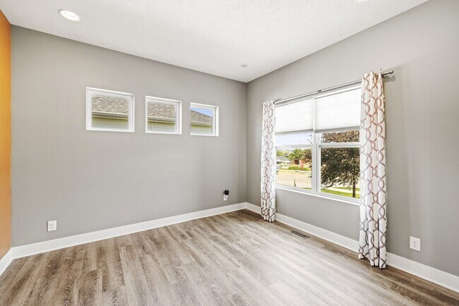 Foto del edificio - AVAILABLE NOW!